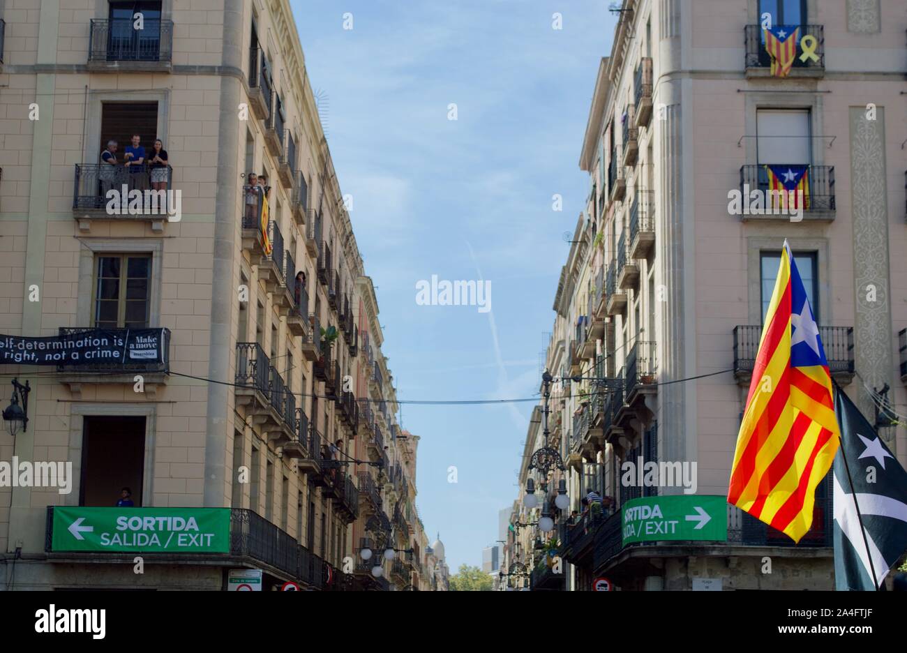 La Estelada Blava bandiera sventolate a Placa de Sant Jaume a Barcellona, Spagna Foto Stock