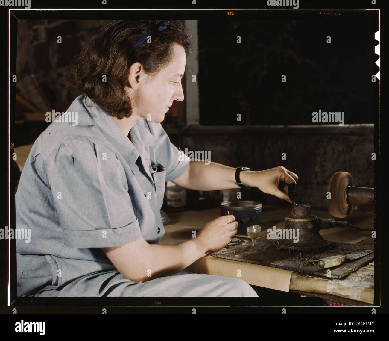 Trasfusione bottiglie del donatore, Baxter Lab., Glenview, Ill. precedentemente una scultrice e designer di piastrelle, Dorothy Cole convertito il suo seminterrato in un workshop di latta aghi per valvole per la trasfusione di sangue bottiglie preparati da Baxter Laboratories dove vive. Ella si trasforma nel suo utili ai legami di guerra per fornire una istruzione universitaria per la sua giovane nipote Foto Stock