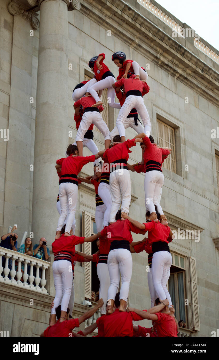 Castellers edificio castells/torri umane al 2019 La Merce Festival presso Plaça de Sant Jaume a Barcellona, Spagna Foto Stock