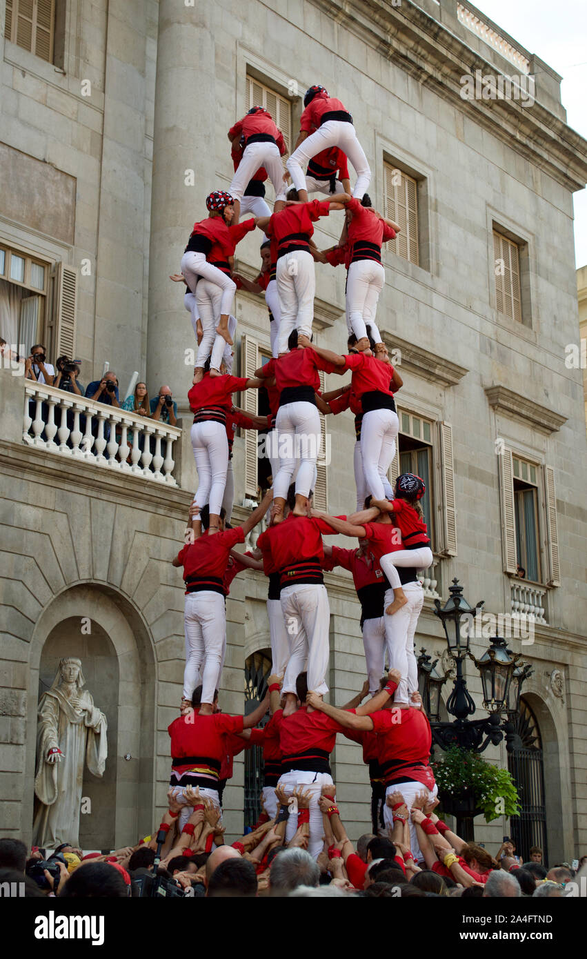 Castellers edificio castells/torri umane al 2019 La Merce Festival presso Plaça de Sant Jaume a Barcellona, Spagna Foto Stock