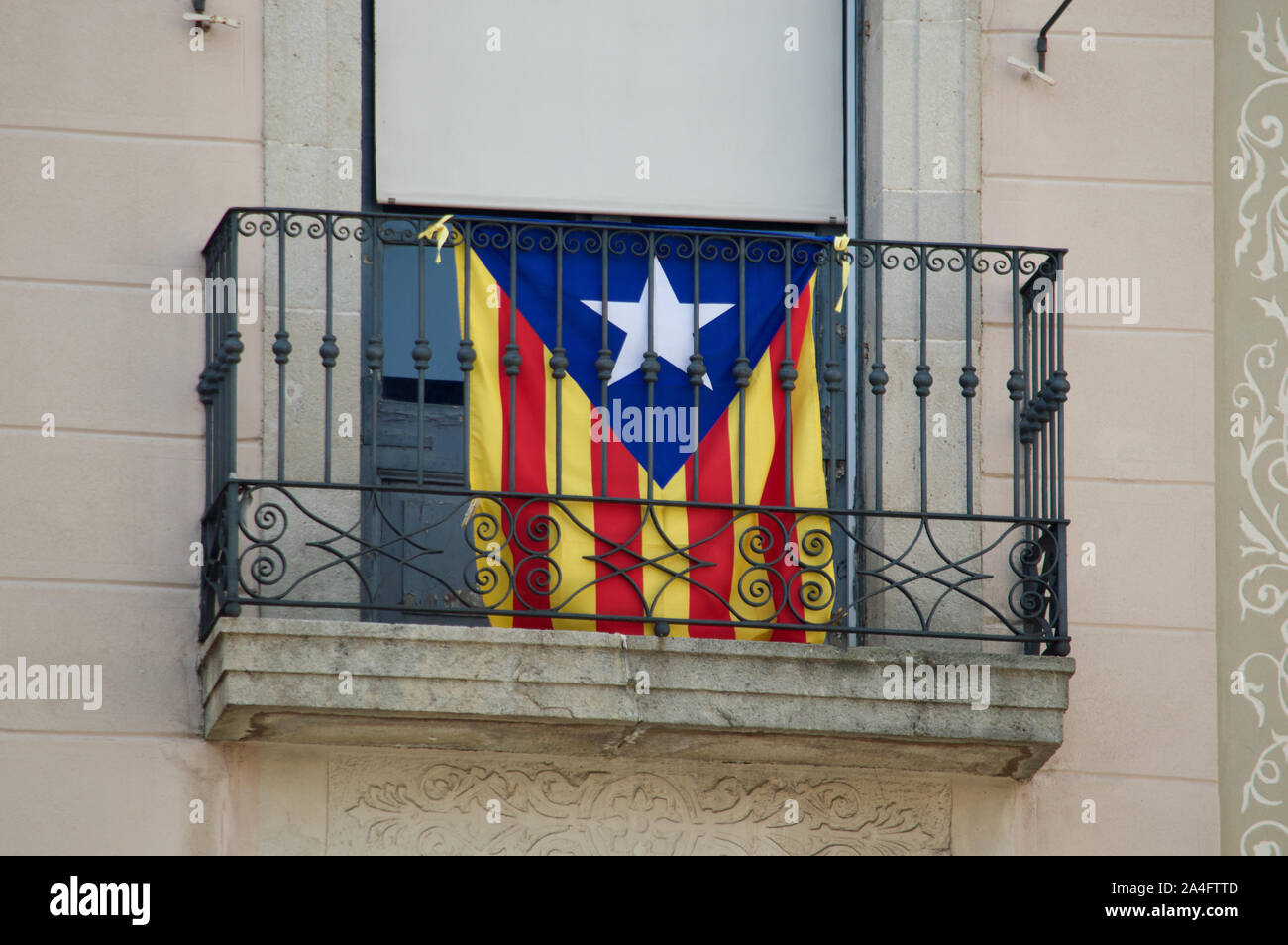 La Estelada Blava bandiera appeso su un balcone a Placa de Sant Jaume a Barcellona, Spagna Foto Stock