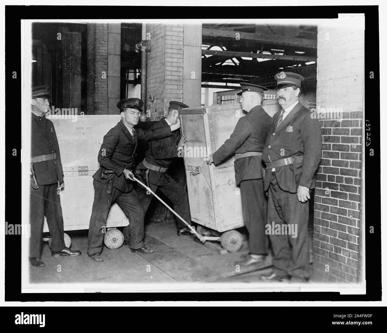 Il trasporto della nuova piccola moneta. Carrelli blindati sono usati per rimuovere il nuovo denaro dall'Ufficio di presidenza per il Dipartimento del Tesoro Foto Stock