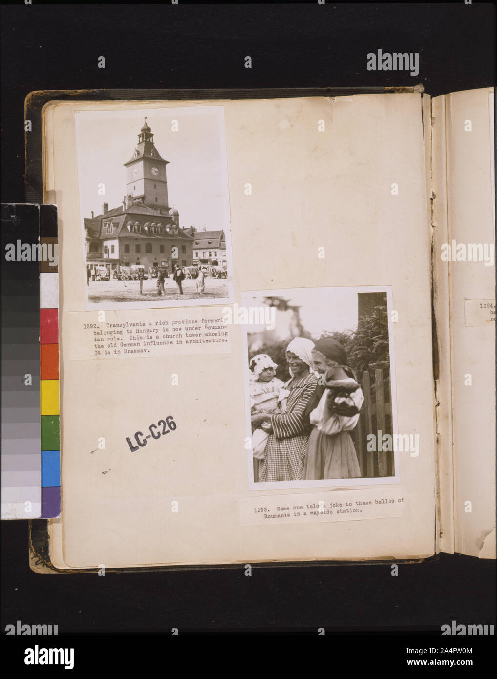 Transilvania una ricca provincia ex appartenenti all'Ungheria è ora sotto la regola di rumeno. Si tratta di un campanile di una chiesa che mostra la vecchia influenza tedesca in architettura. È in Brassav Foto Stock