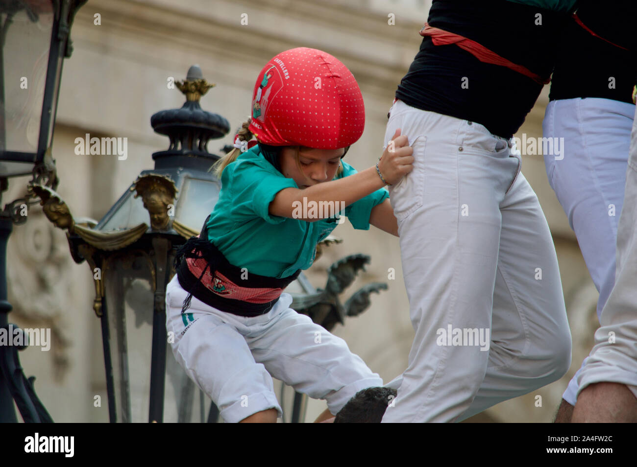 Castellers edificio castells/torri umane al 2019 La Merce Festival presso Plaça de Sant Jaume a Barcellona, Spagna Foto Stock