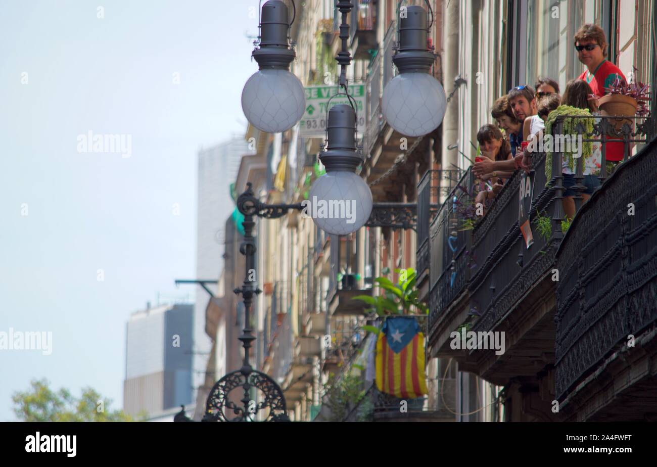 Guardare la gente torri umane essendo costruito a Placa de Sant Jaume a Barcellona, Spagna Foto Stock