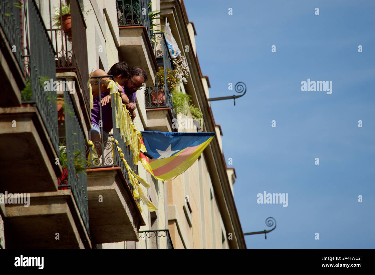 Guardare la gente torri umane essendo costruito a Placa de Sant Jaume a Barcellona, Spagna Foto Stock