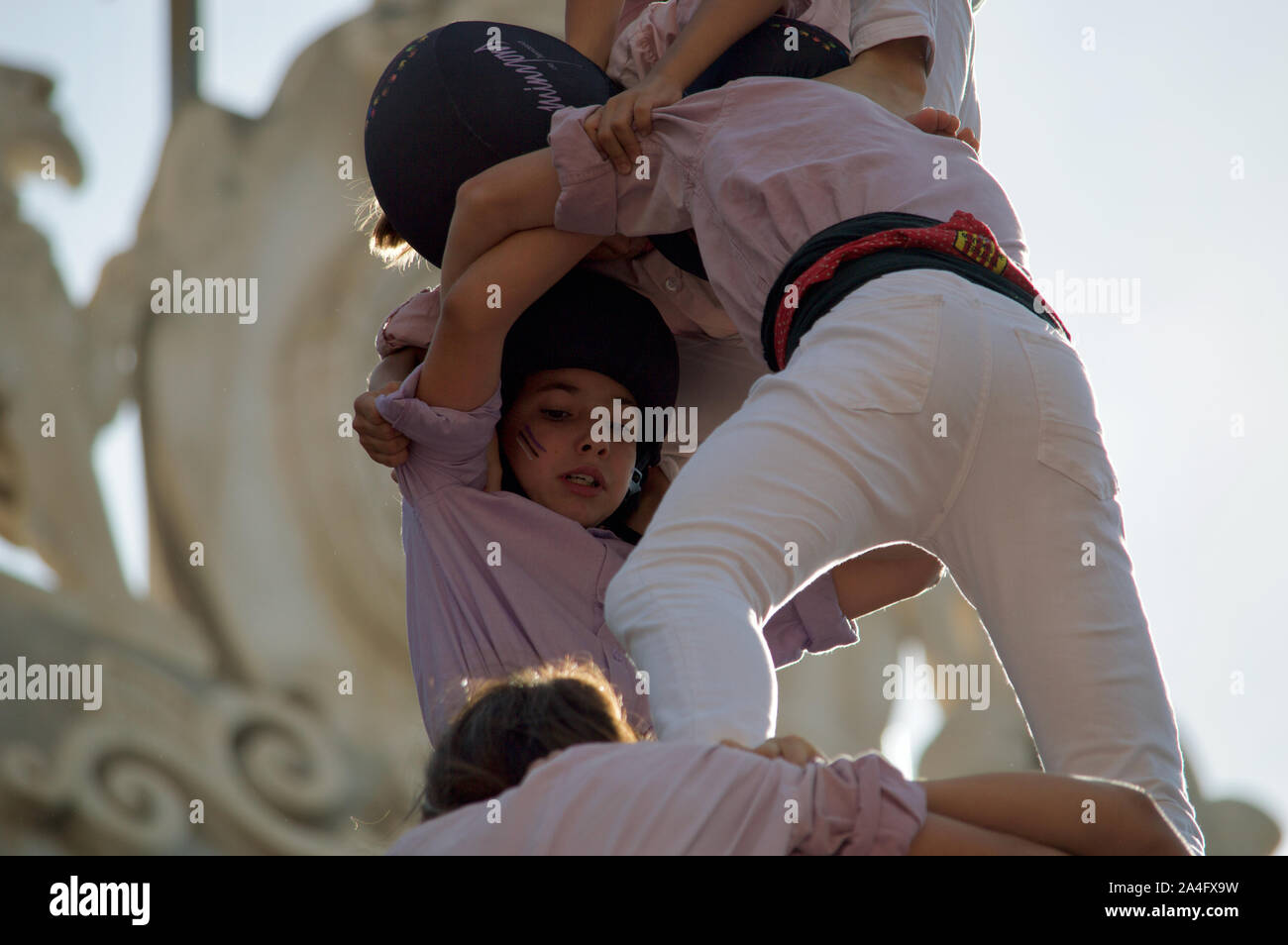 Castellers edificio castells/torri umane al 2019 La Merce Festival presso Plaça de Sant Jaume a Barcellona, Spagna Foto Stock