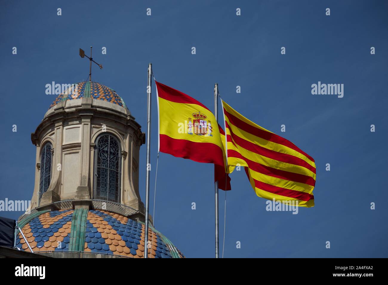 La spagnolo e bandiere Senyera affiancati a Placa de Sant Jaume a Barcellona, Spagna Foto Stock