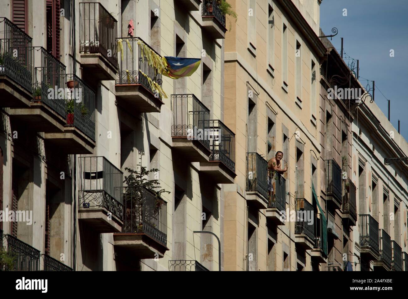 Un uomo guarda torri umane essendo costruito a Placa de Sant Jaume a Barcellona, Spagna Foto Stock