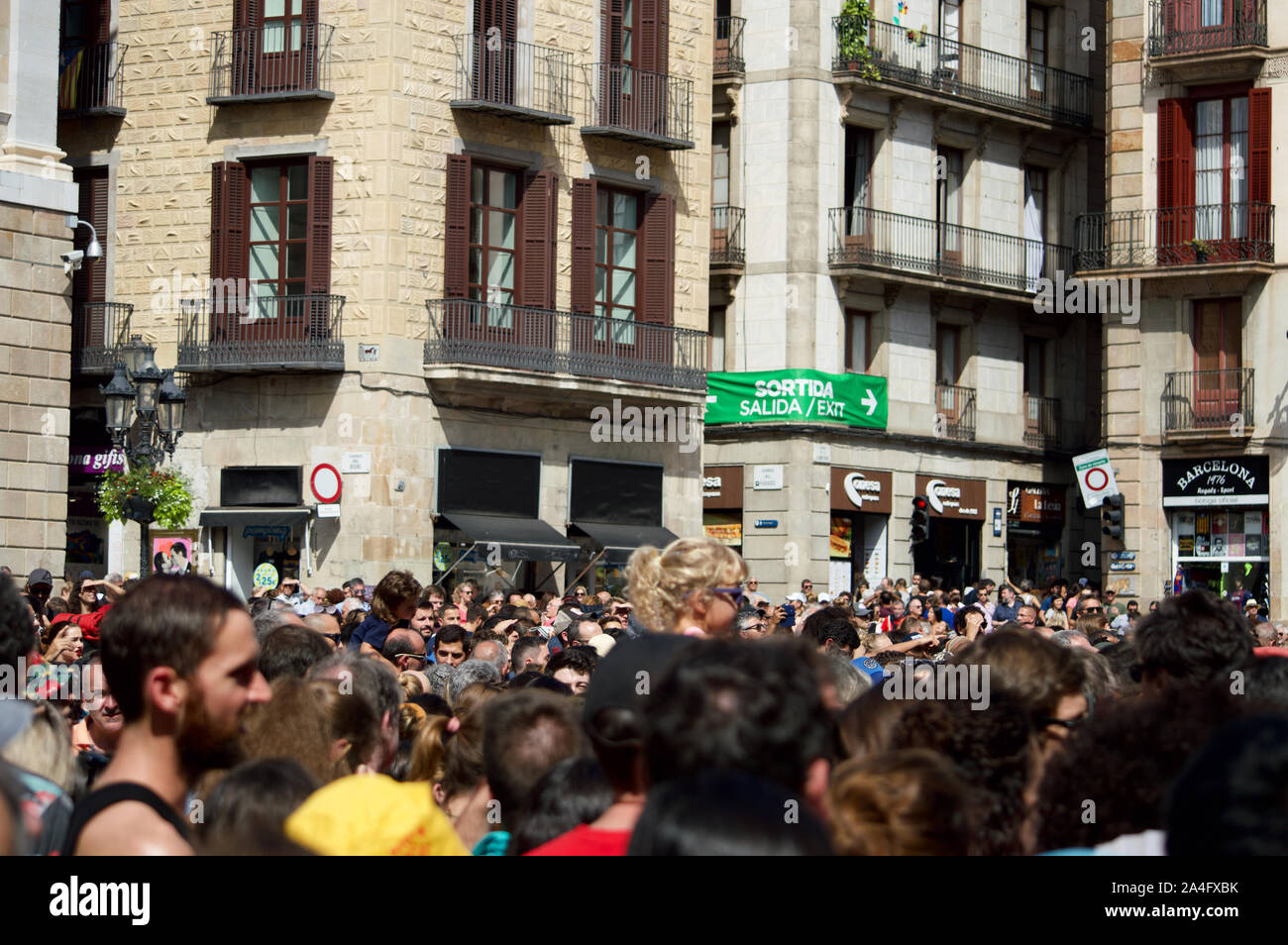 Gli spettatori a guardare una torre umana essendo costruito a Placa de Sant Jaume a Barcellona, Spagna Foto Stock