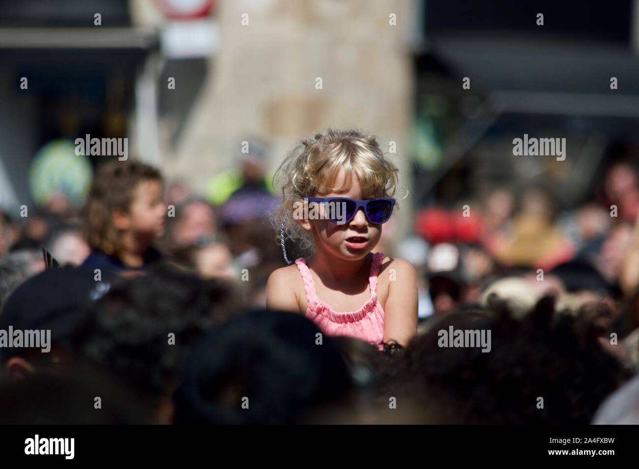 Una giovane ragazza la visione di una torre umana essendo costruito a Placa de Sant Jaume a Barcellona, Spagna Foto Stock
