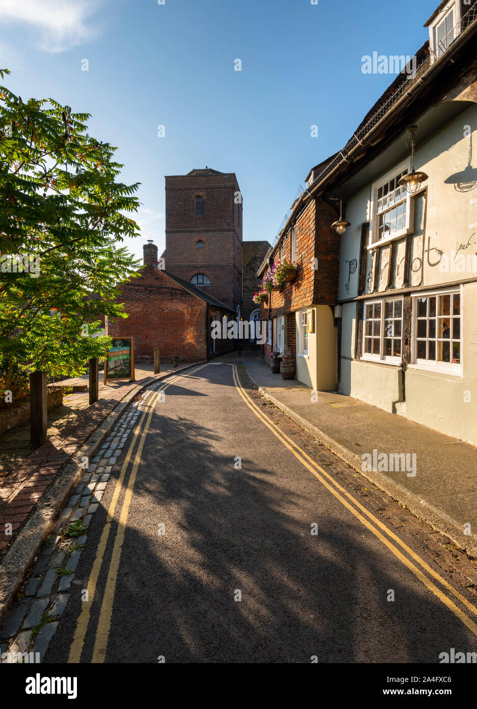 Il pappagallo public house. Un edificio del XIII secolo su San Radigunds Street nel cuore di Canterbury Kent. Foto Stock