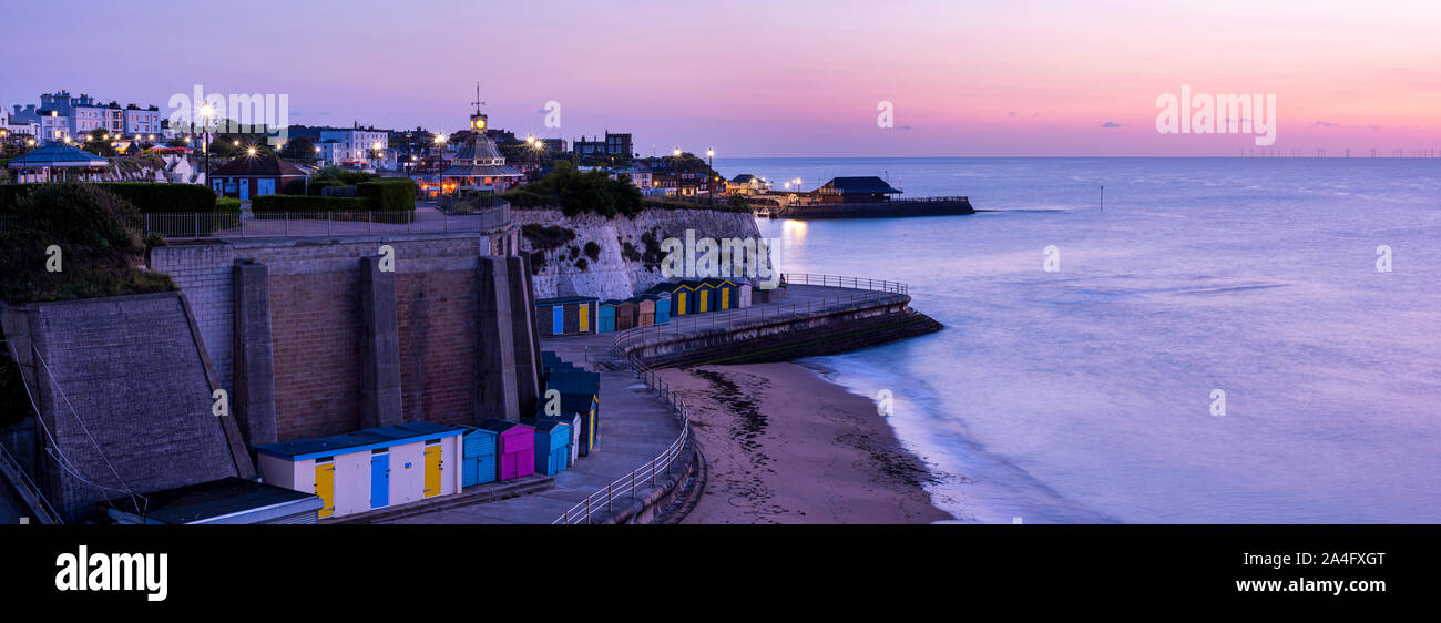 Broadstairs sull'isola di Thanet, Kent. Un panoramico affacciato sul Viking Bay e Louisa Bay a sunrise. Foto Stock