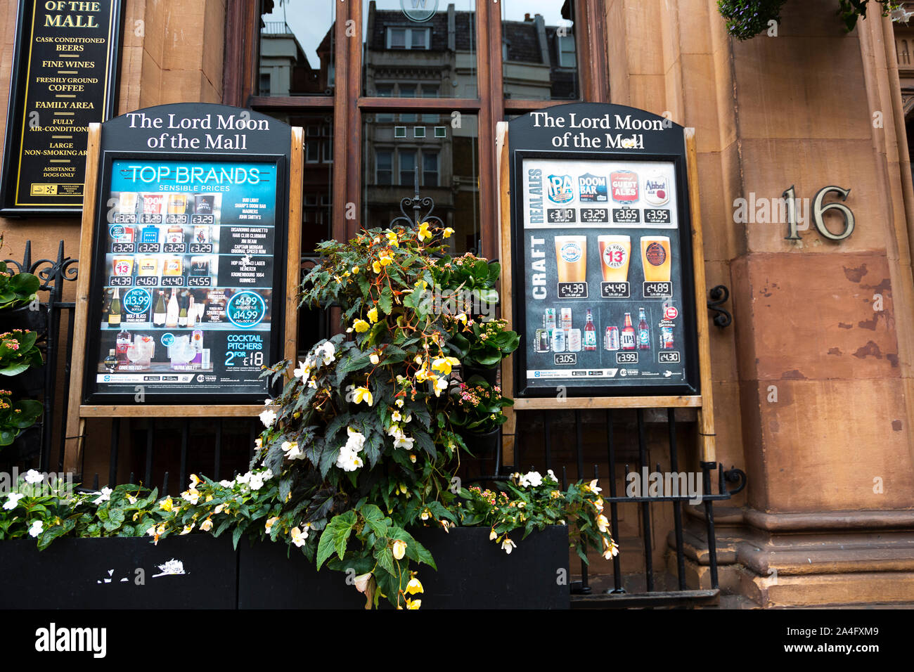 Londra, Regno Unito. I prezzi della birra pubblicizzato presso il Signore la luna del Mall, un Wetherspoon's pub, il giorno fondatore e presidente Tim Martin ha annunciato cheaper bee Foto Stock