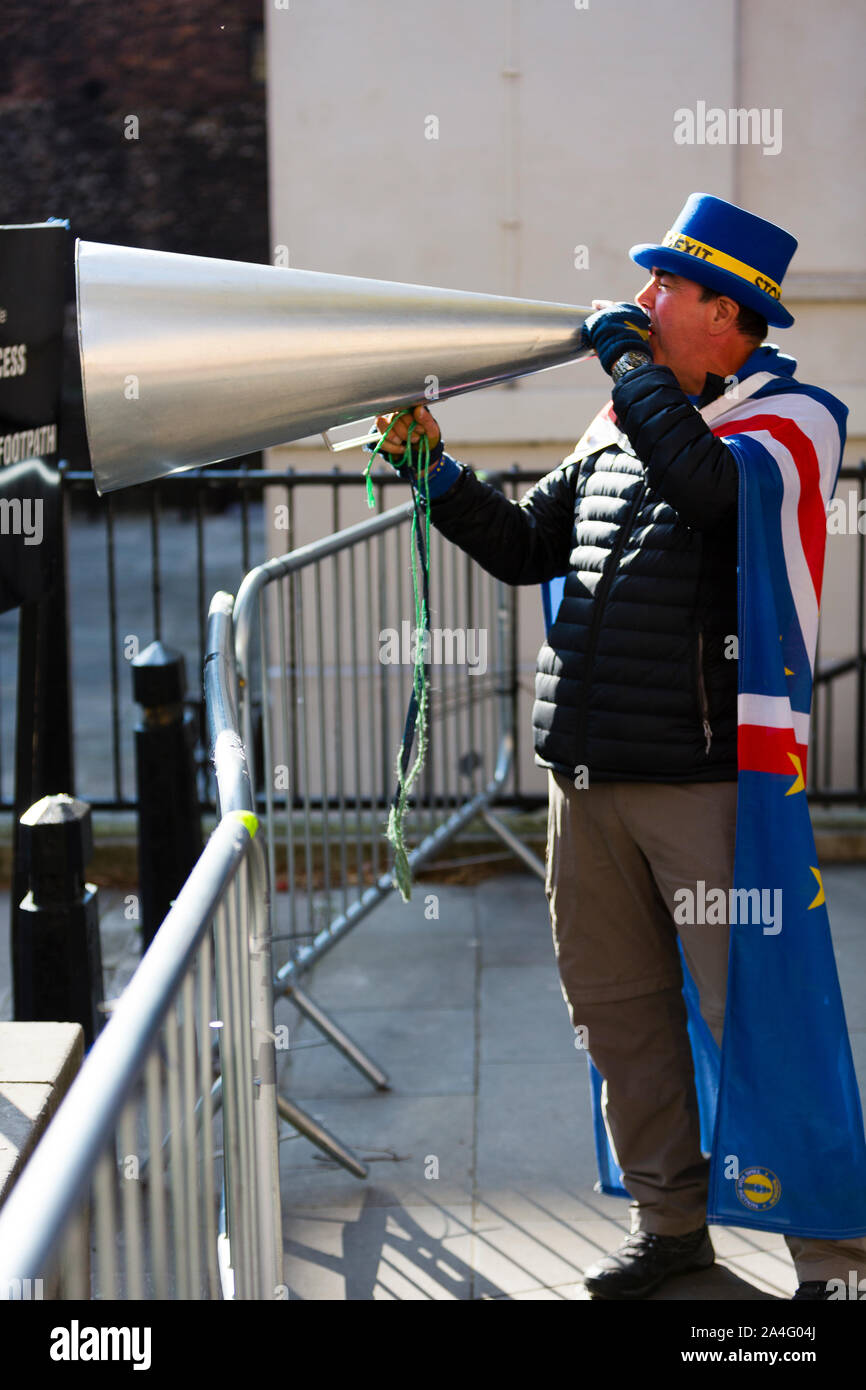 Londra, Regno Unito. Brexit protester Stephen Bray urla attraverso un bullhorn ad una intervista in TV ha luogo il College Green al di fuori della sede del Parlamento. Foto Stock