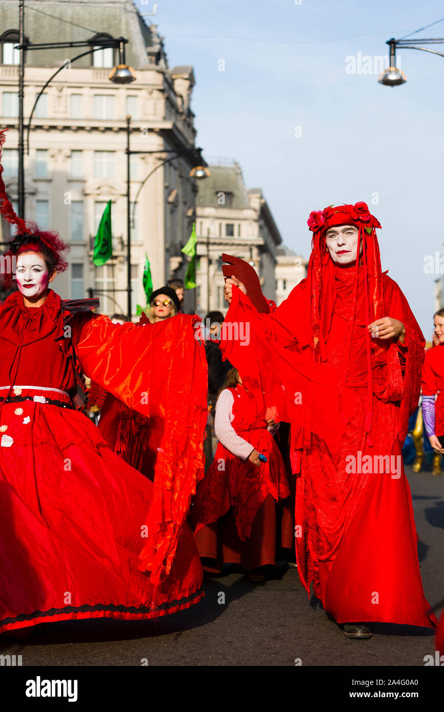 Londra, Regno Unito. Le Brigate Rosse gruppo di protesta a piedi lungo Oxford Street verso Marble Arch durante la ribellione di estinzione protesta. Foto Stock