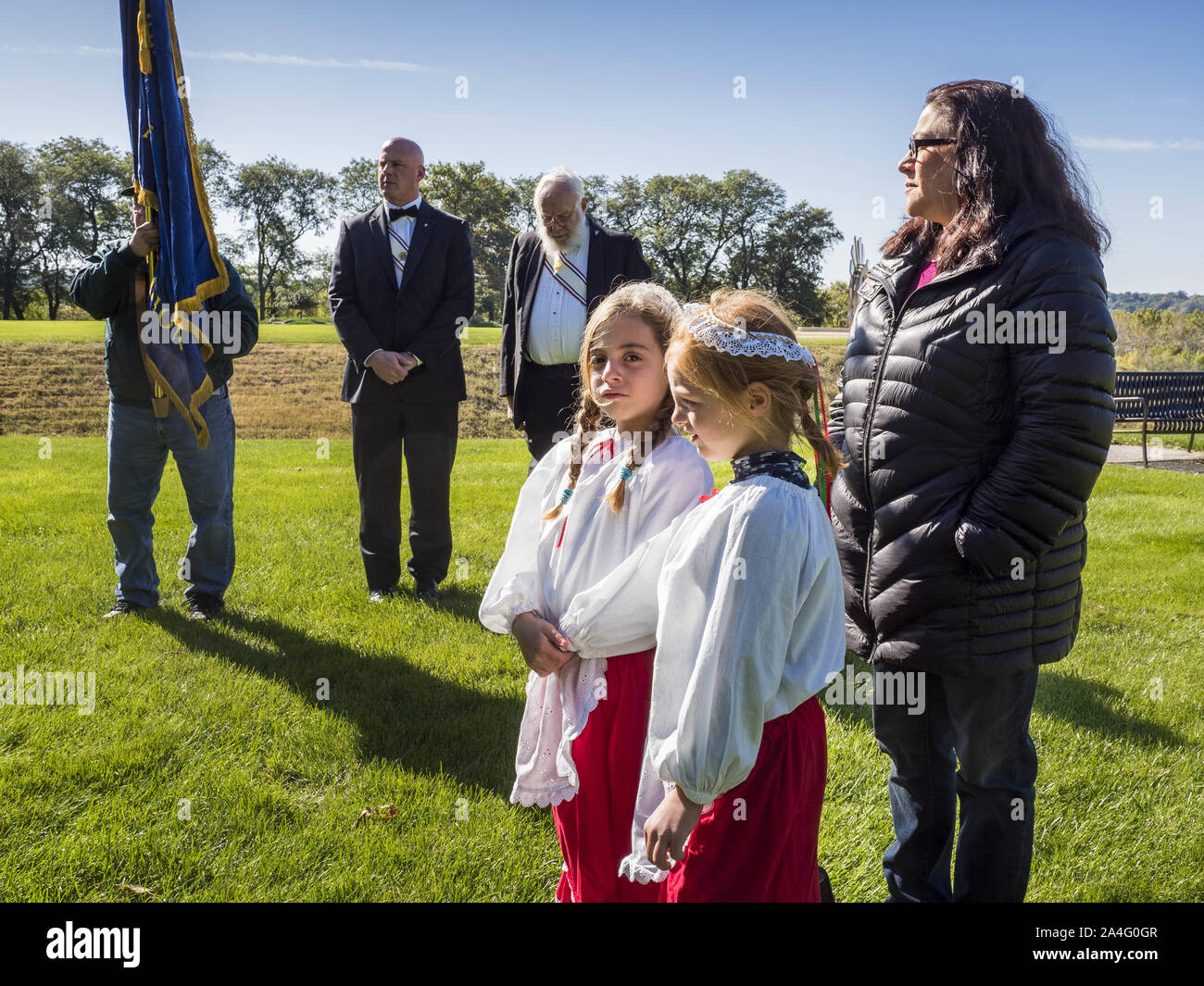 Des Moines, Iowa, USA. Xiv oct, 2019. I partecipanti al Columbus Day rispetto alla Iowa State Capitol. Una ventina di persone da Des Moines Area Knights of Columbus capitoli e altri hanno partecipato a una cerimonia per onorare Cristoforo Colombo sul lato sud dell'Iowa State Capitol lunedì. Il secondo lunedì del mese di ottobre è stata tradizionalmente osservati come ''Il Columbus Day'', ma più e più membri, compresi nello Iowa, ora lo chiamano i popoli indigeni del giorno. Credit: Jack Kurtz/ZUMA filo/Alamy Live News Foto Stock