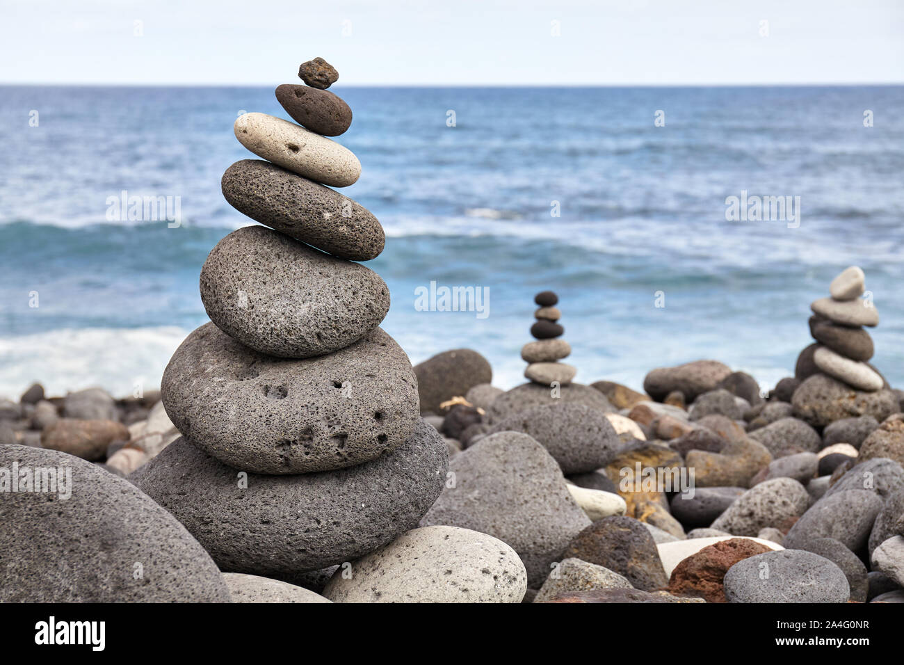 Pila di pietra su una spiaggia, equilibrio e armonia concetto, il fuoco selettivo. Foto Stock
