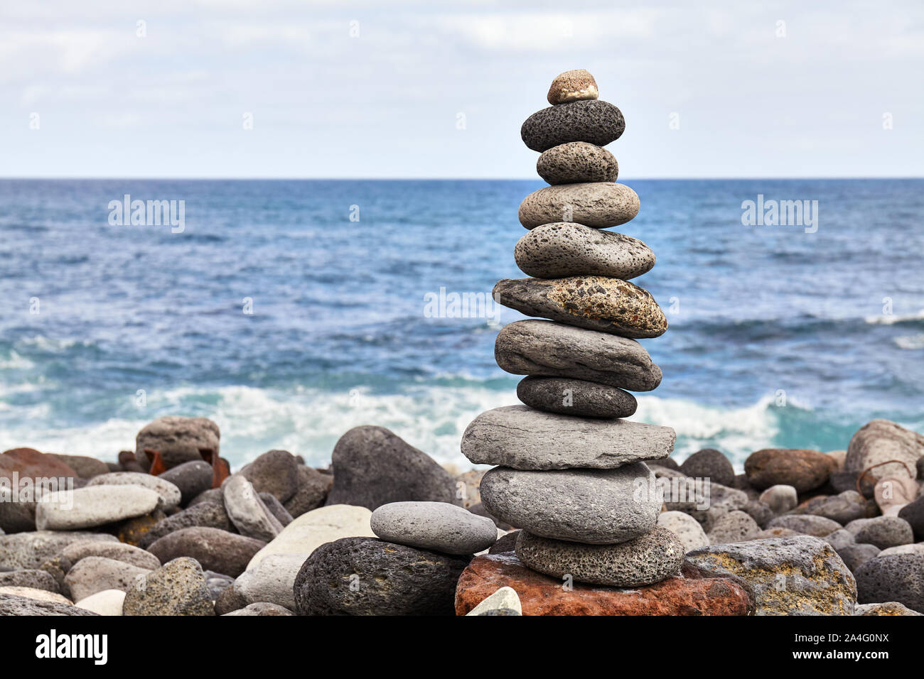 Pila di pietra su una spiaggia, equilibrio e armonia concetto, il fuoco selettivo. Foto Stock