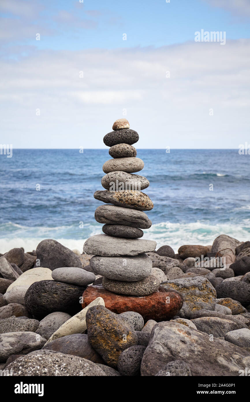 Pila di pietra su una spiaggia, equilibrio e armonia concetto, il fuoco selettivo. Foto Stock