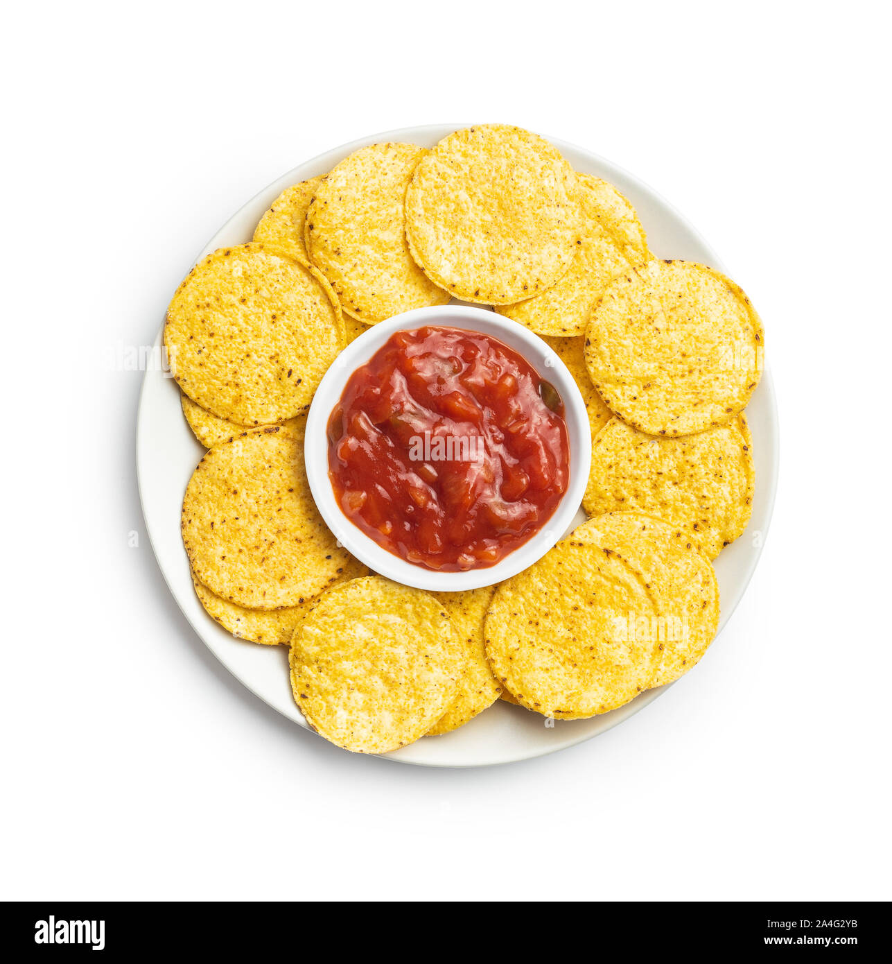 Mais rotonde nacho chips e pomodoro dip. Giallo tortilla chips e salsa isolati su sfondo bianco. Foto Stock