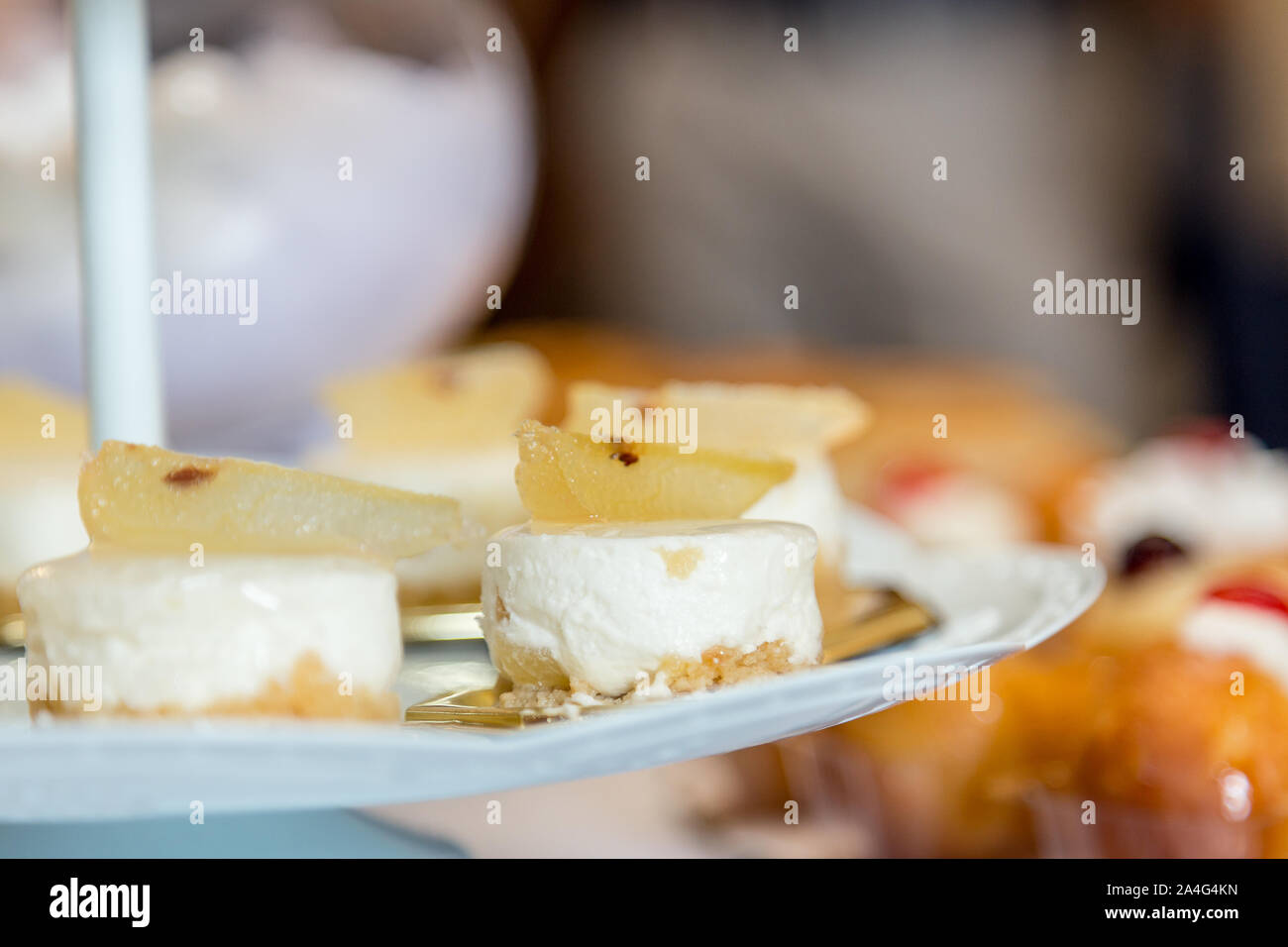 Piccola la ricotta e pera torta di Amalfi, tipica pasticceria napoletana Foto Stock