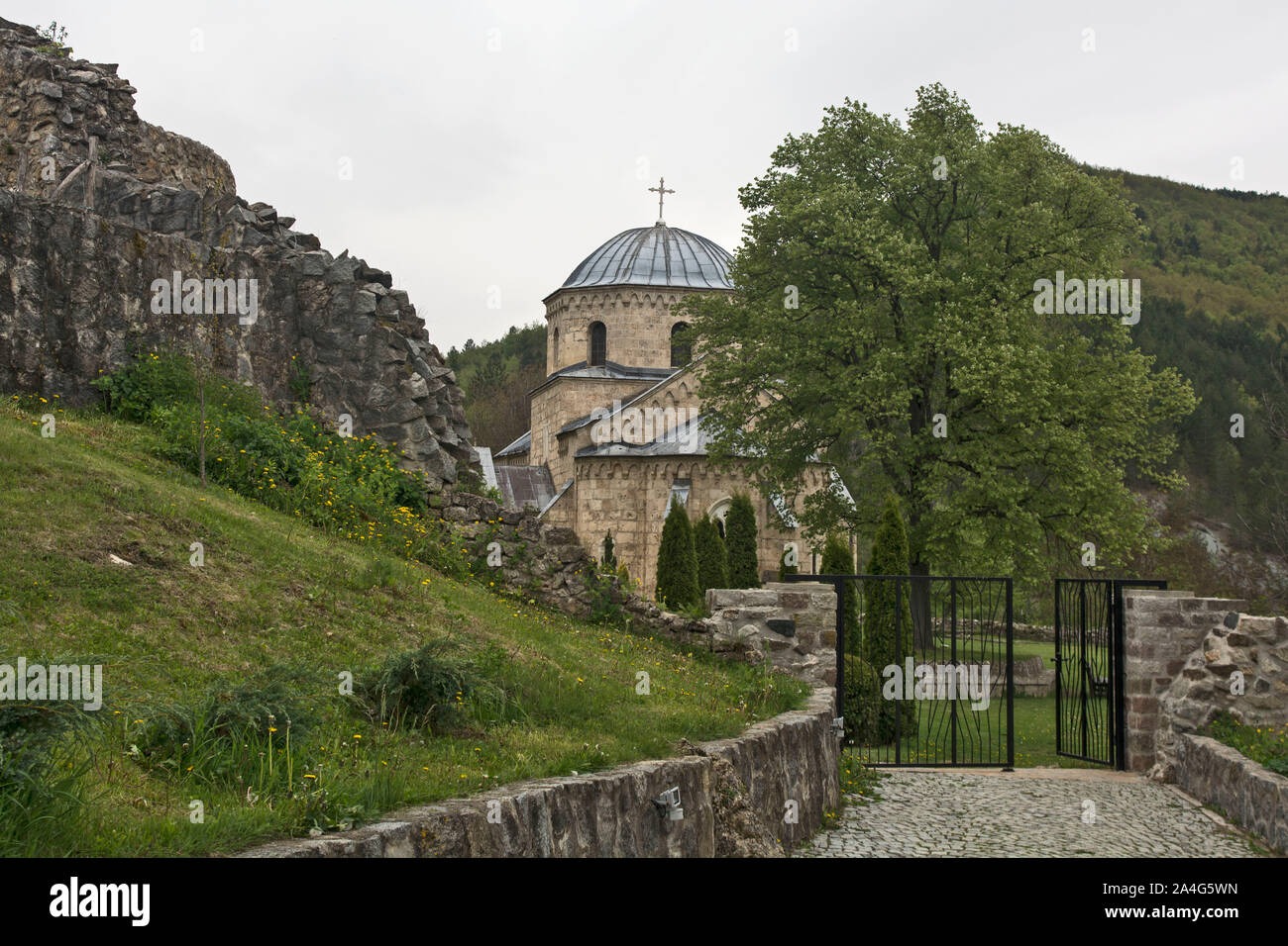 Gradac Monastero, Serbia, Maggio 04, 2019. Vista di lato di un monastero eretto nella seconda metà del XIII secolo / attorno al 1275 /, sui resti Foto Stock