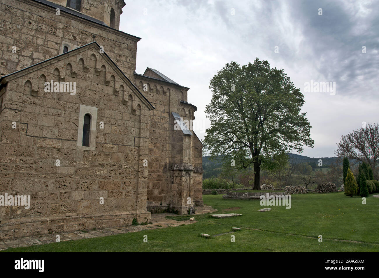 Gradac Monastero, Serbia, Maggio 04, 2019. Vista di lato di un monastero eretto nella seconda metà del XIII secolo / attorno al 1275 /, sui resti Foto Stock