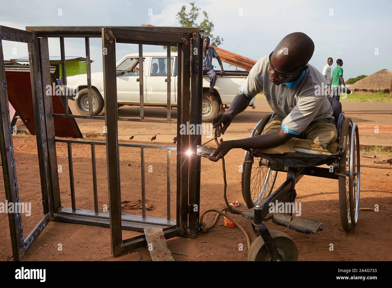Uganda Anaka Oskar Okello società di saldatura ha perso le sue due gambe da incidente nella sua sedia a rotelle 6-6-2016 foto: Jaco Klamer Foto Stock