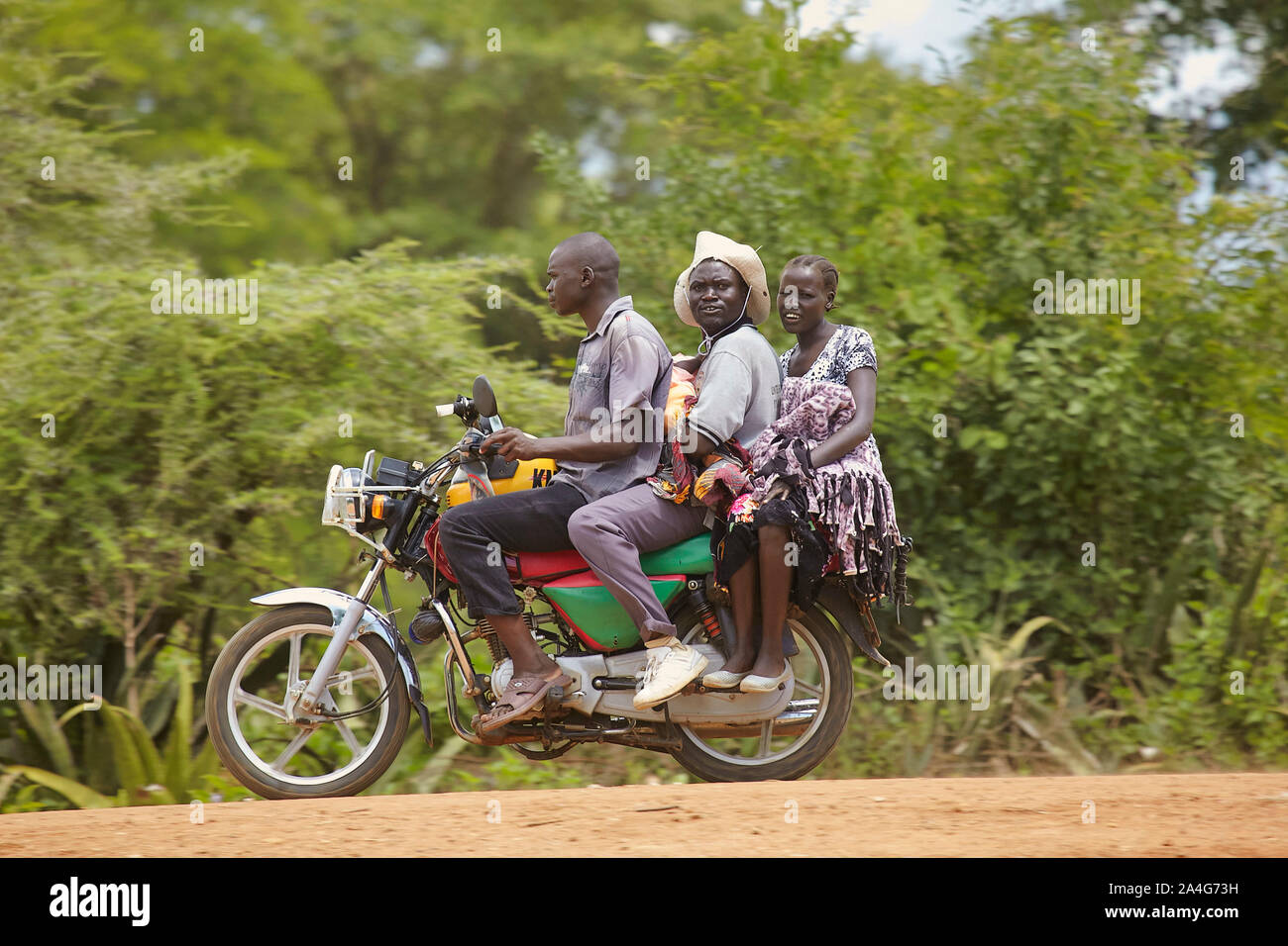 Uganda Oeganda Amudat due donne e un uomo su una moto 24-05-2016 foto: Jaco Klamer Foto Stock