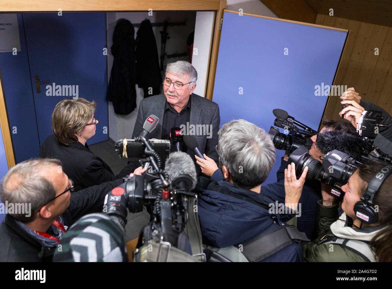 Beat Jost, presidente, informe les medias avec le resultat durant l'assemblee communale un Albinen, Vallese, Suisse, le jeudi 30 novembre 2017. Les habitant de Albinen votent oui pour l'aide financiere aux nouveaux venus qui viendraient vivre dans ce village de 240 habitants. (Foto: Dominic Steinmann). Foto Stock