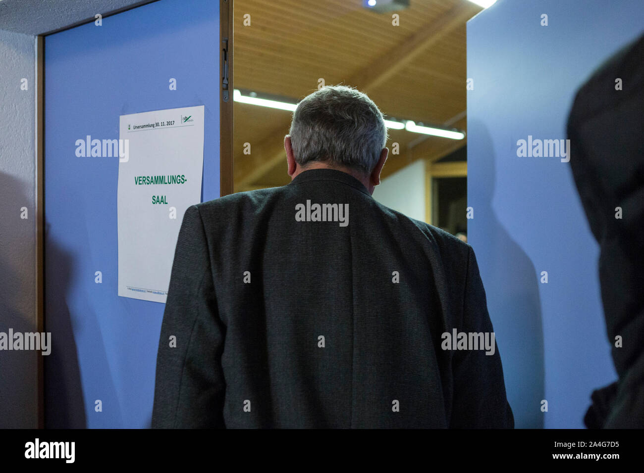 Beat Jost, presidente, entre la salle apres informer les medias avec le resultat durant l'assemblee communale un Albinen, Vallese, Suisse, le jeudi 30 novembre 2017. Les habitant de Albinen votent oui pour l'aide financiere aux nouveaux venus qui viendraient vivre dans ce village de 240 habitants. (Foto: Dominic Steinmann). Foto Stock