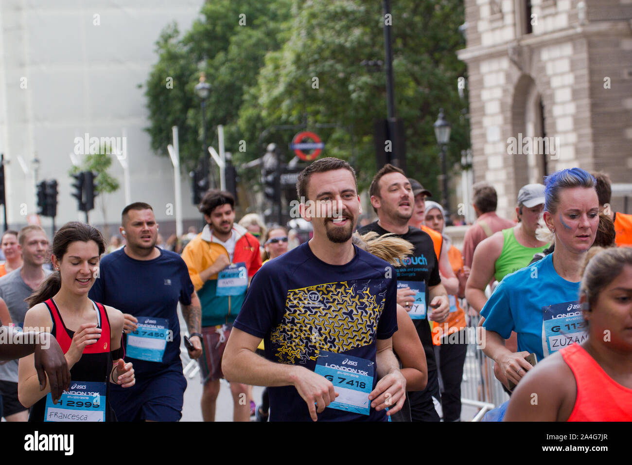 Guide di scorrimento in avvicinamento alla fine del British 10K gara Foto Stock