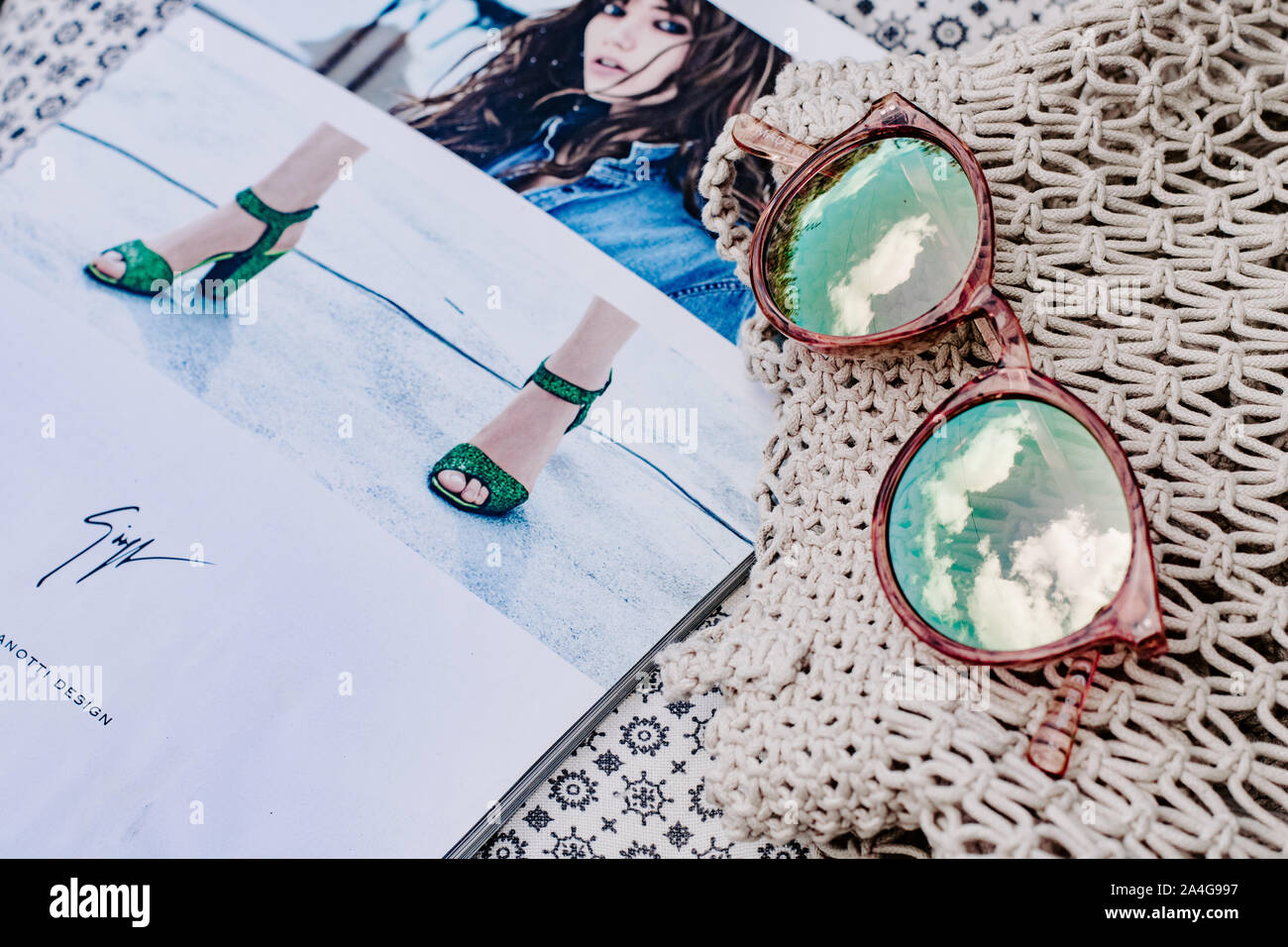 Concetto di viaggio, Femminile chill rilassante, occhiali da sole magazine, blogging, lifestyle, riflessione, nuvole, giornata di sole Foto Stock