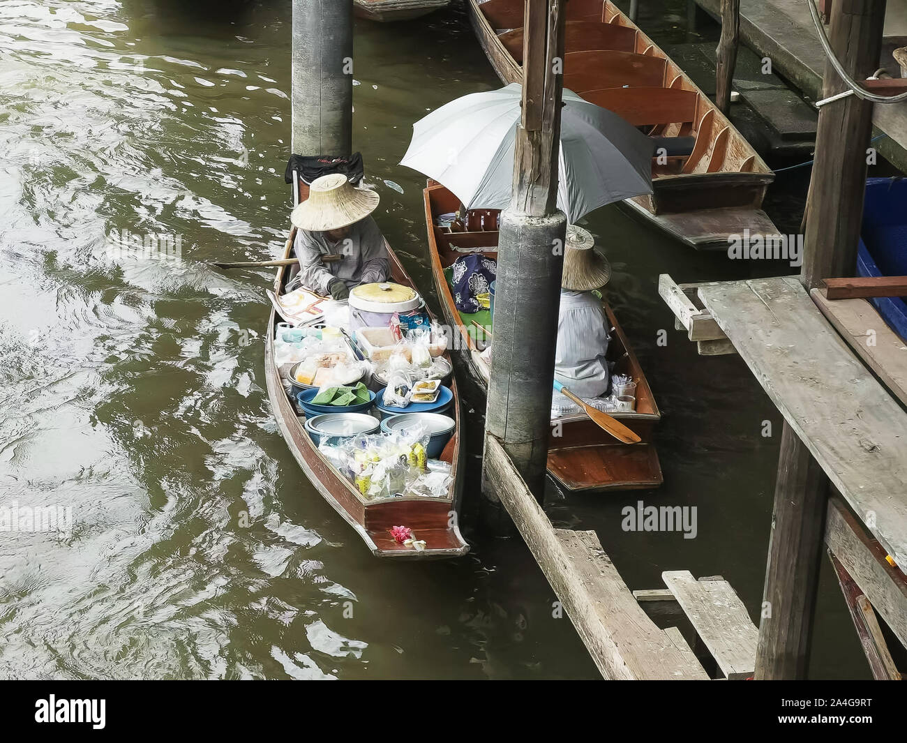 BANGKOK, Tailandia- giugno, 23, 2017: tailandese donna in una piccola barca a mercati galleggianti vicino a Bangkok Foto Stock