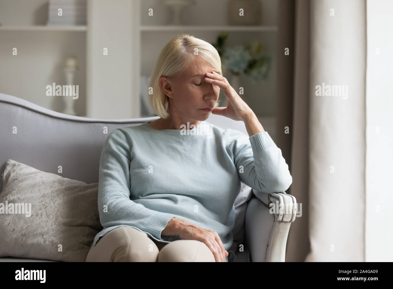 Esaurito coppia lady che soffrono di mal di testa a casa. Foto Stock