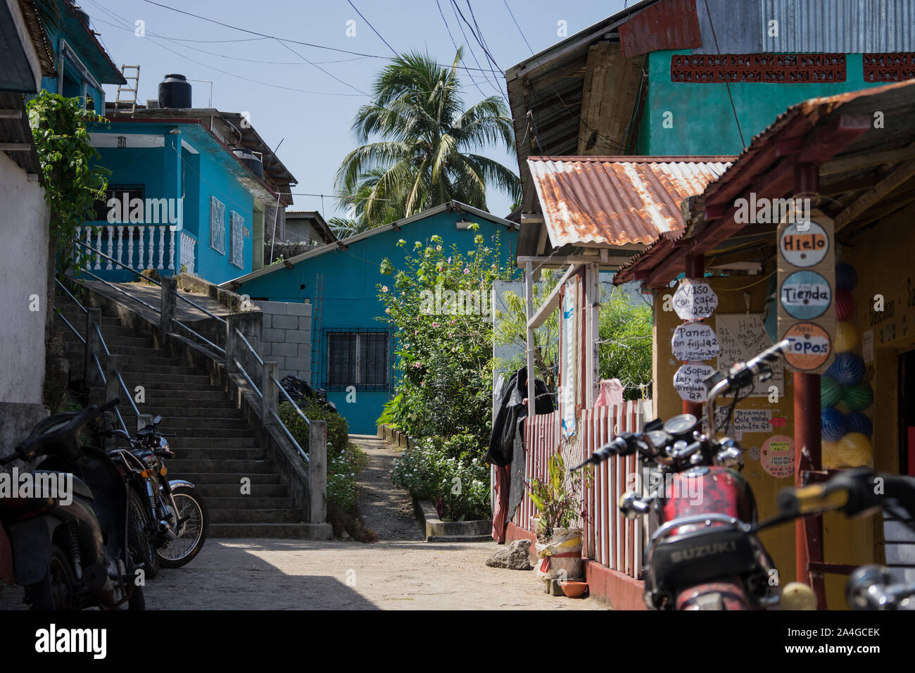 Nave da crociera del porto di chiamata una gita a Livingston villaggio costiero, Guatemala Foto Stock