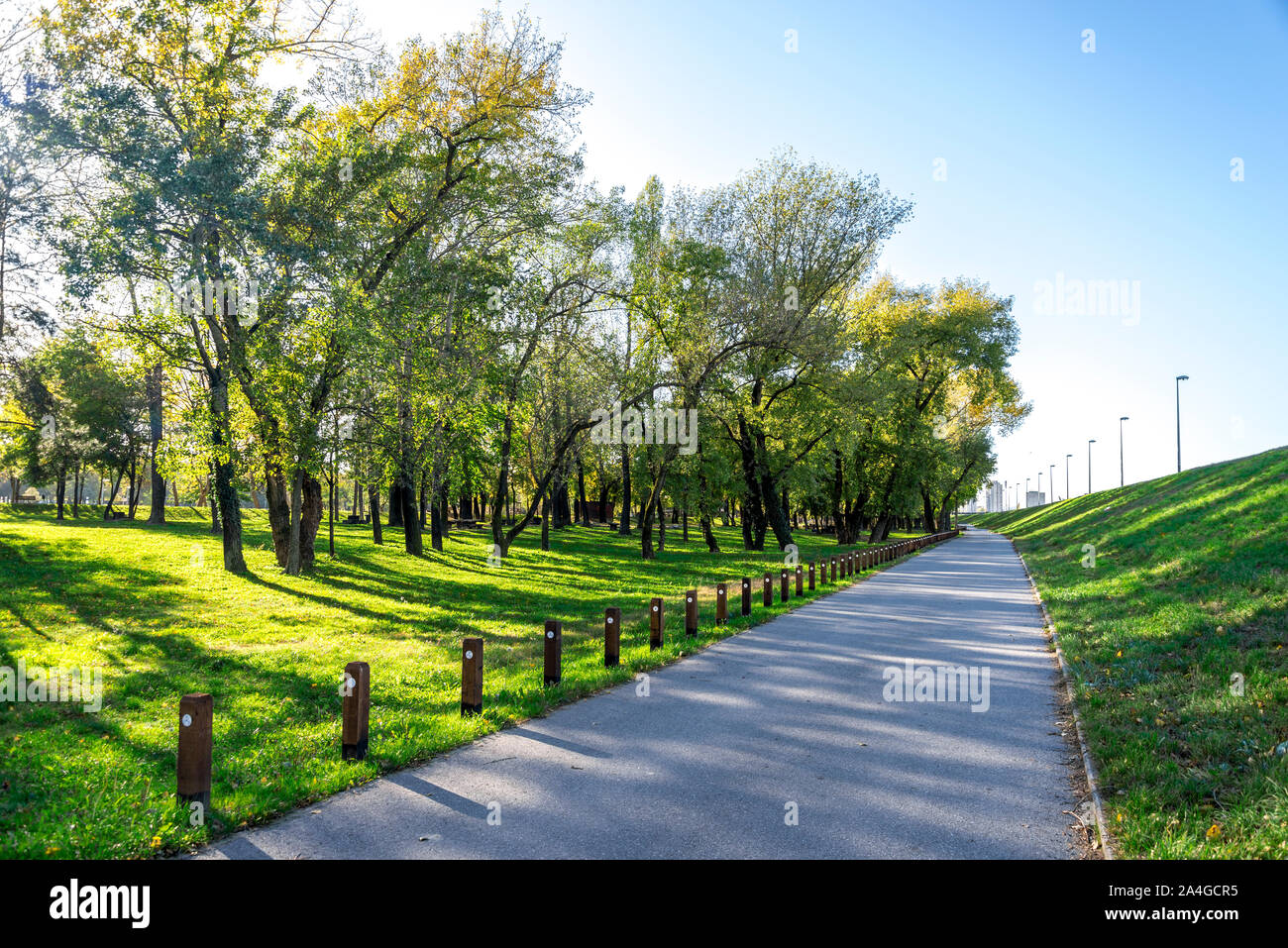 Un sentiero panoramico lungo Bundek City Park in una bella giornata di sole, Zagabria, Croazia Foto Stock