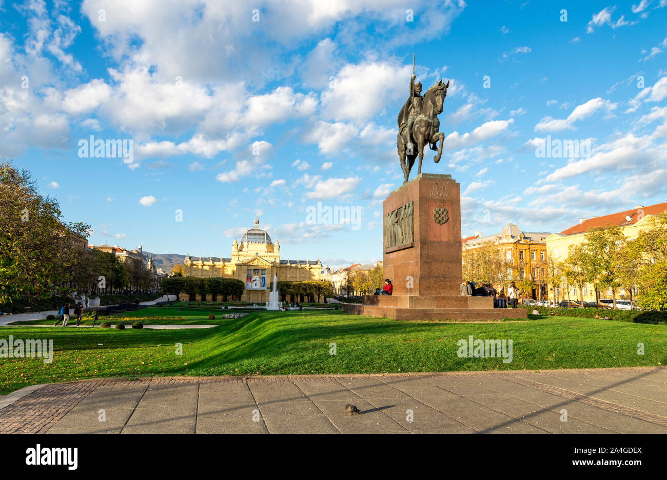 Re Tomislav statua su di una piazza con padiglione di arte edificio su uno sfondo, Zagabria, Croazia Foto Stock