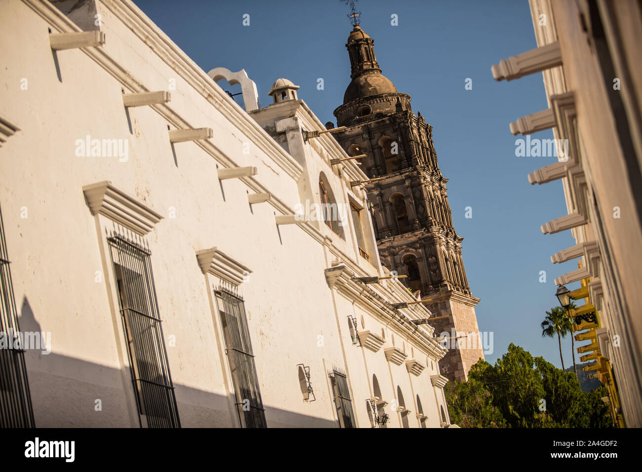 Case e strade di Álamos Sonora México, città magica e la cupola esterna di Iglesia de la Purísima Concepción. Si tratta di un barocco e neoclassico tempio parrocchiale, fatta di pietra e cava, questa villa Messicana era conosciuto come Real de Los Alamos o de los Frayles. La città di portali, religione, tempio, parrocchia, Cattolica, Cattolica, Sonora, architetto, cupula, © (© Foto: LuisGutierrez / NortePhoto.com) Casas y calles de Álamos Sonora México, Pueblo magico y cupula exterior de la Iglesia de la Purísima Concepción . Este es onu Templo Parroquial barroco y Neoclásico, de piedra y cantera, esta villa mexica Foto Stock