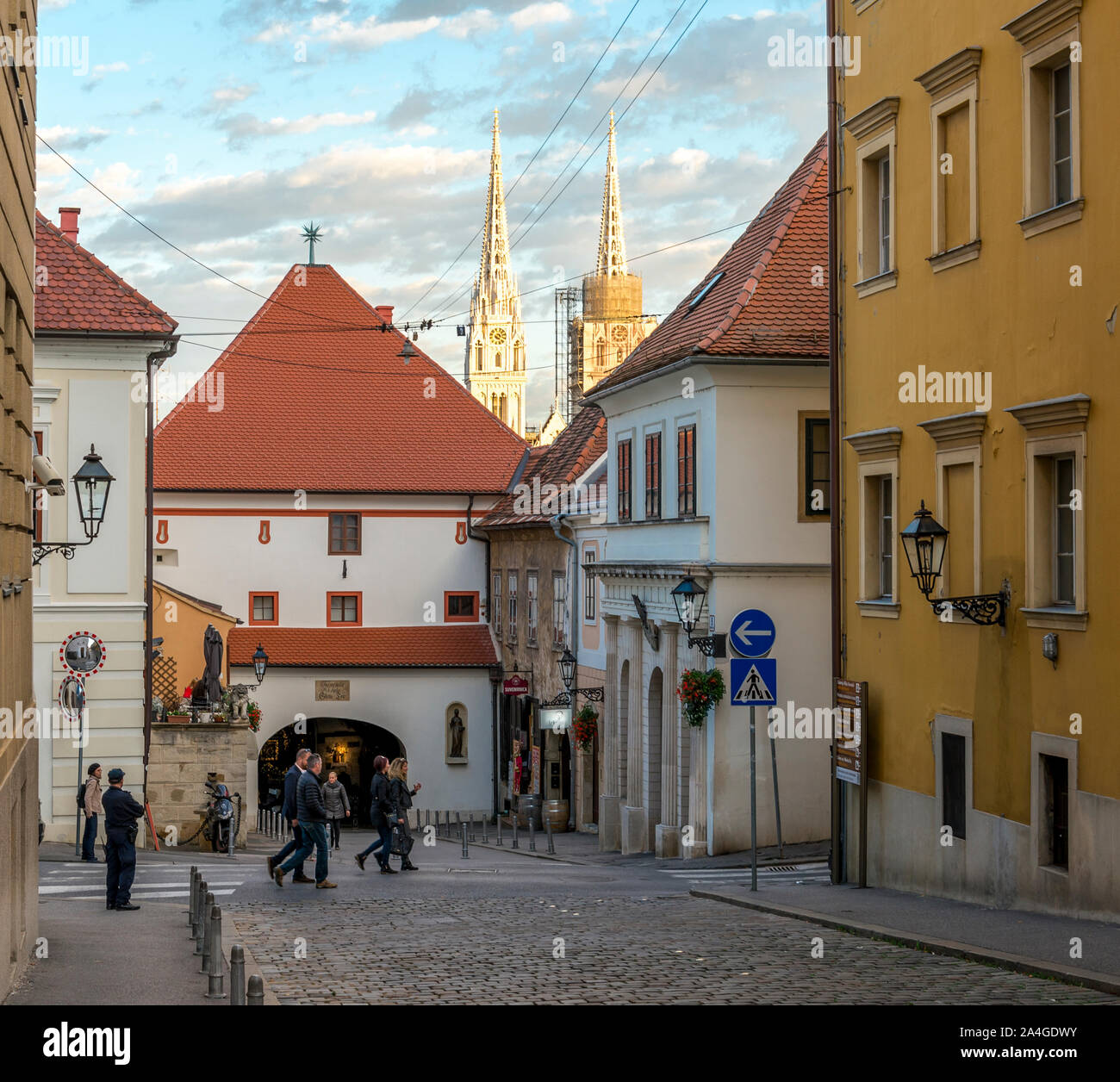 Una street view a Zagabria la città alta con la storica Porta di pietra e torri della cattedrale sullo sfondo, Croazia Foto Stock