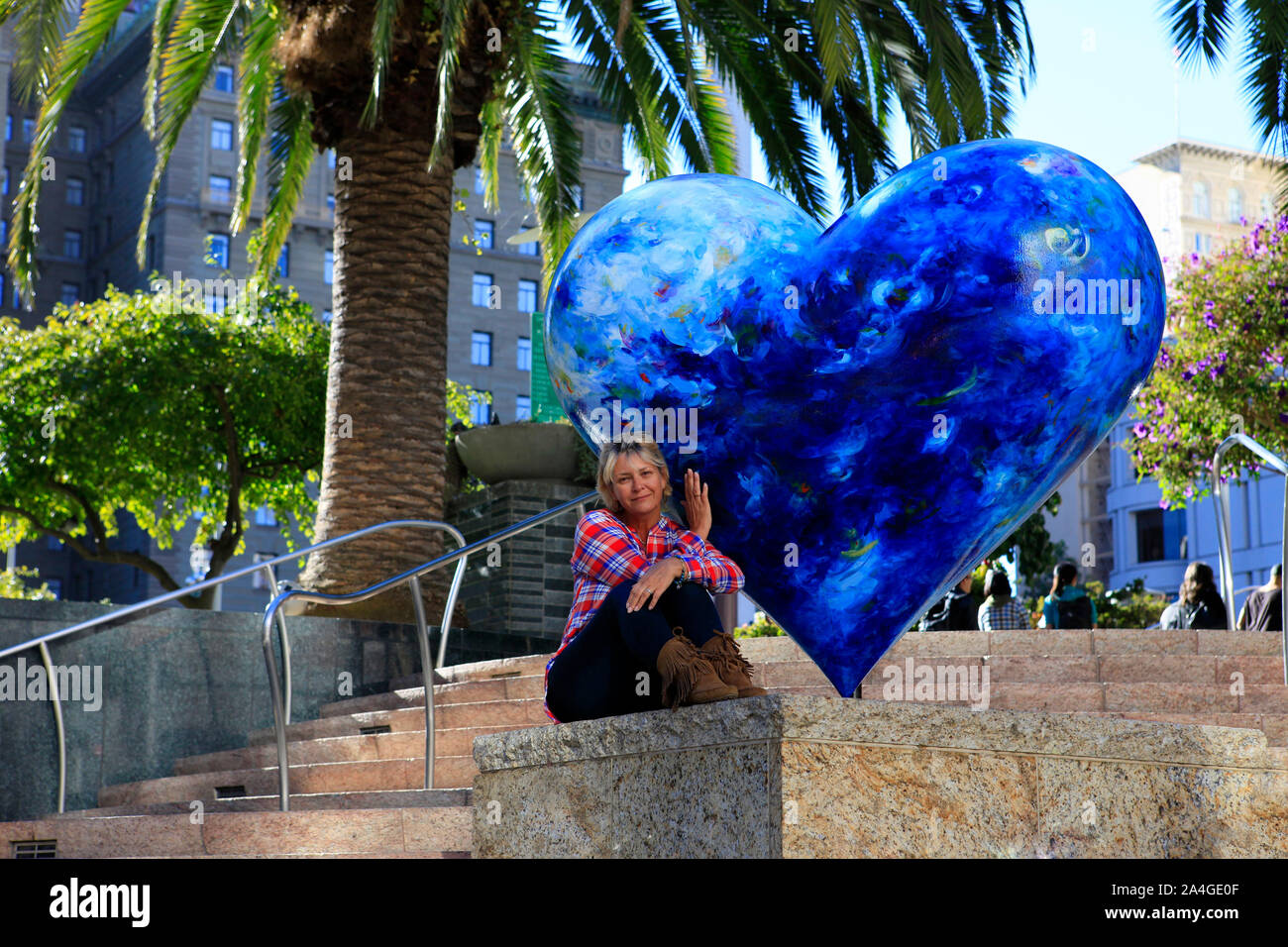 Tourist su Union Square Park di San Francisco con Hart sul display Foto Stock