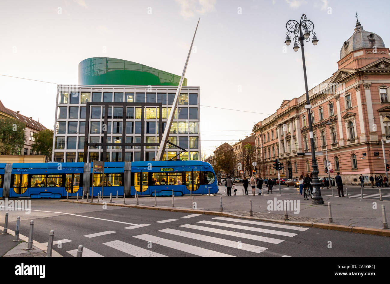 Città blu tram davanti all Università di Zagabria accademia di musica, Croazia Foto Stock