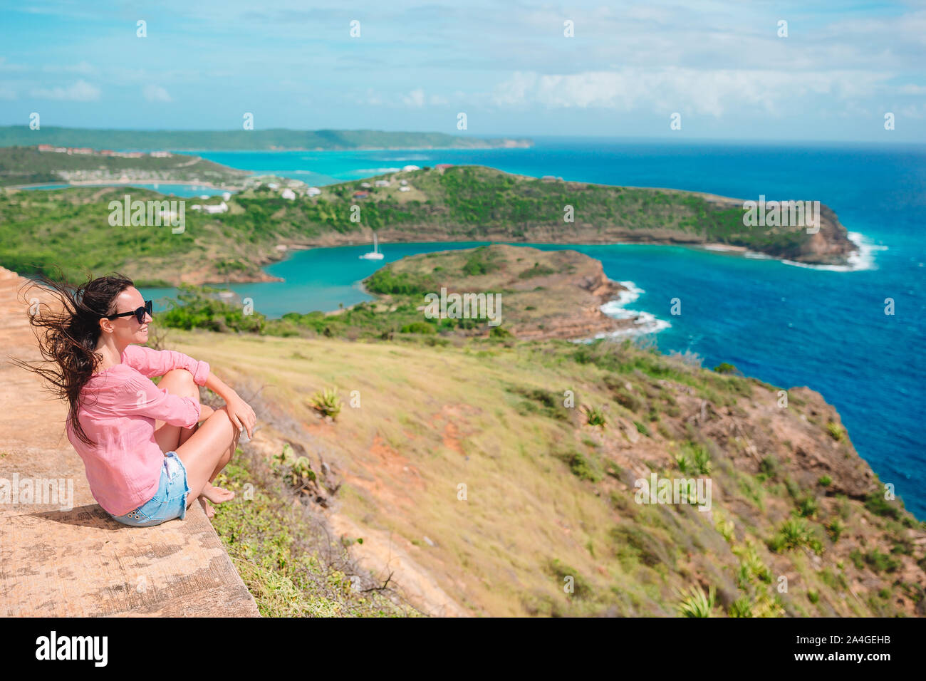Ragazza turistica godendo di panorami mozzafiato del paesaggio bello di  isola tropicale Foto stock - Alamy