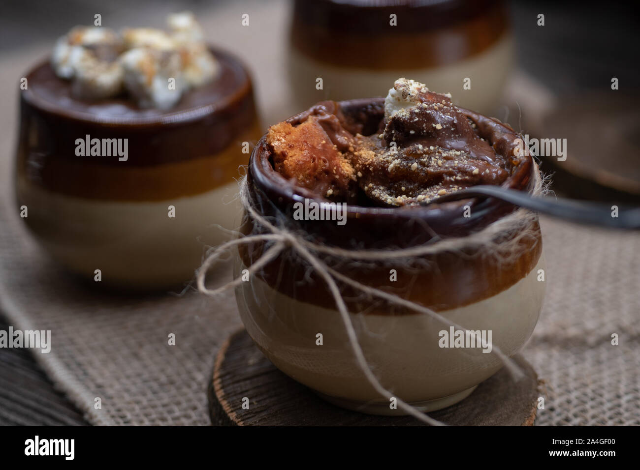 Torta di zucca e rabboccato con la ganache e smores servita in singoli vasi di argilla Foto Stock