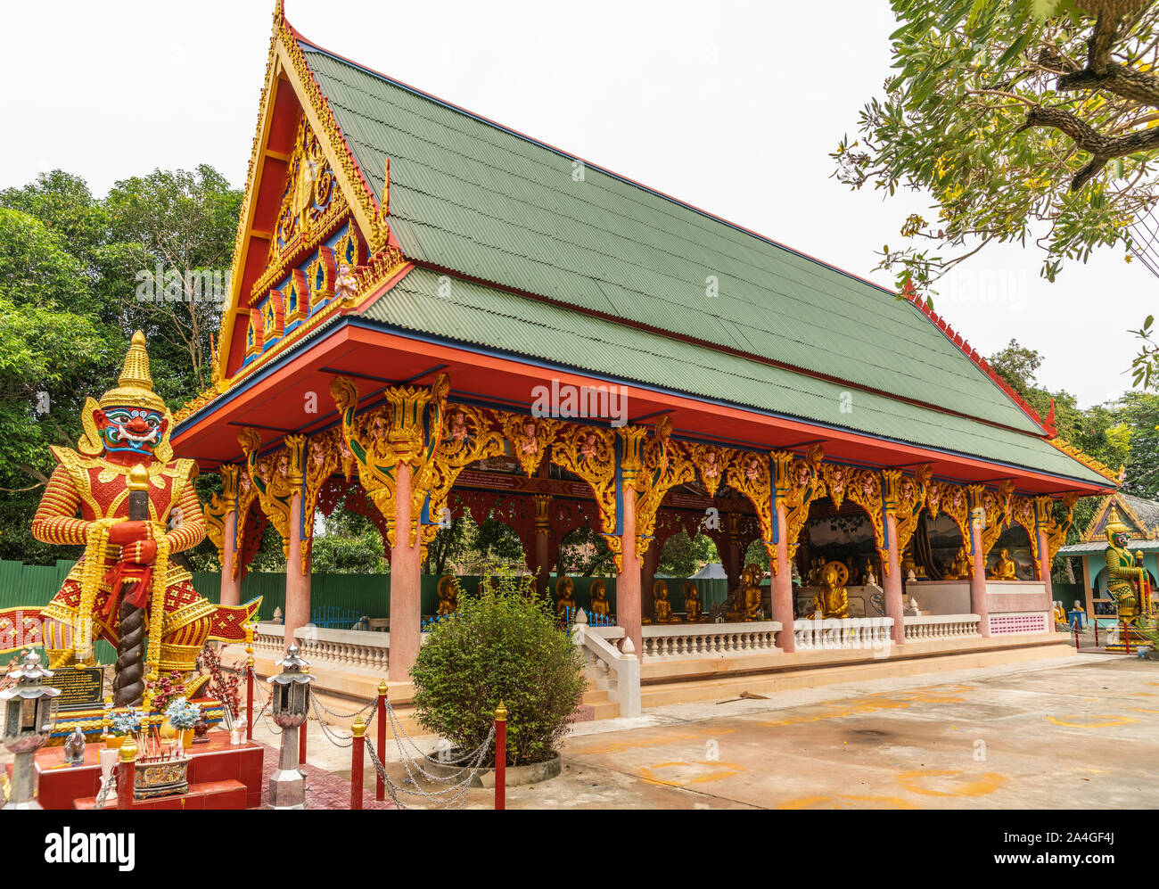 Bang Saen, Tailandia - 16 Marzo 2019: Wang Saensuk monastero buddista. Di scimmia dwarapalaka guardian statue su entrambi i lati della apertura principale preghiera hall Foto Stock