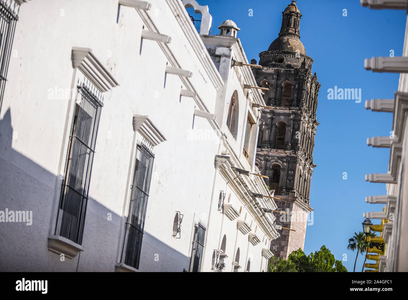 Case e strade di Álamos Sonora México, città magica e la cupola esterna di Iglesia de la Purísima Concepción. Si tratta di un barocco e neoclassico tempio parrocchiale, fatta di pietra e cava, questa villa Messicana era conosciuto come Real de Los Alamos o de los Frayles. La città di portali, religione, tempio, parrocchia, Cattolica, Cattolica, Sonora, architetto, cupula, © (© Foto: LuisGutierrez / NortePhoto.com) Casas y calles de Álamos Sonora México, Pueblo magico y cupula exterior de la Iglesia de la Purísima Concepción . Este es onu Templo Parroquial barroco y Neoclásico, de piedra y cantera, esta villa mexica Foto Stock