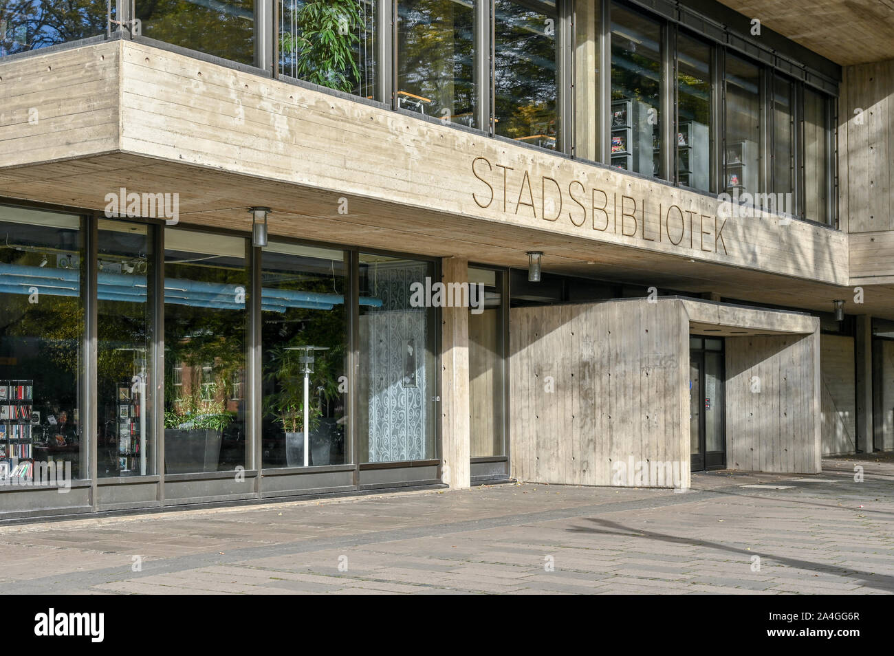 Norrkoping biblioteca della città durante l'autunno 2019. Questo edificio di cemento è un esempio di architettura brutalist. Norrkoping è una storica città industriale ho Foto Stock