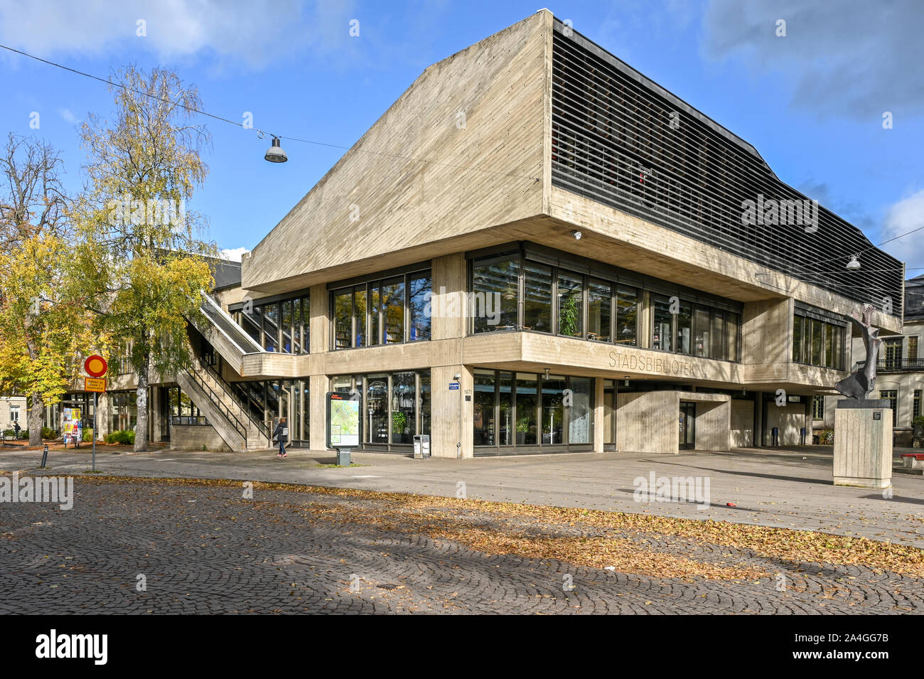 Norrkoping biblioteca della città durante l'autunno 2019. Questo edificio di cemento è un esempio di architettura brutalist. Norrkoping è una storica città industriale ho Foto Stock