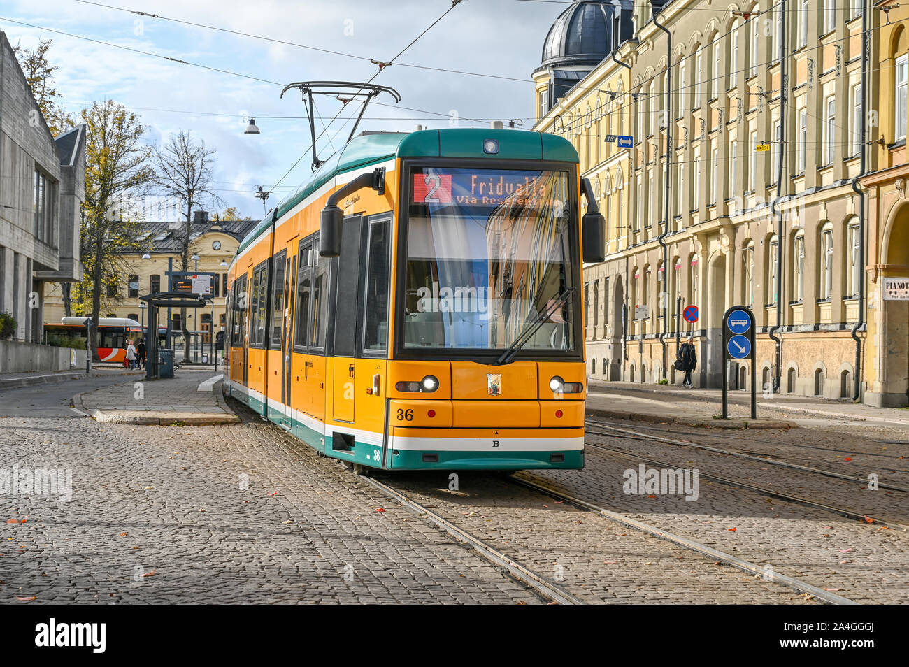 Il tram nel centro della città di Norrkoping durante l'inizio dell'autunno in Svezia 2019. Il tram gialli sono iconico per la città di Norrkoping. Foto Stock